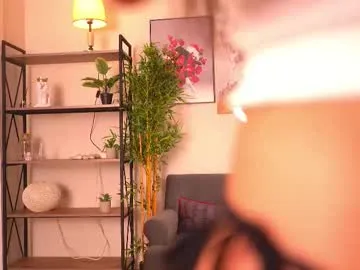 roouse – webcam model profile photo Image 4