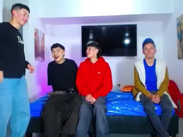 Lovvebirds – webcam model profile photo Image 9