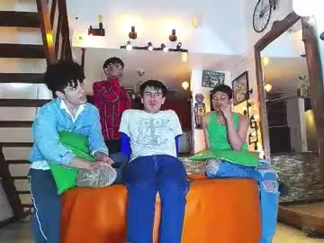 Lovvebirds – webcam model profile photo Image 14