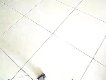 Lovvebirds – webcam model profile photo Image 9