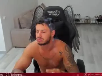 Lovvebirds – webcam model profile photo Image 8