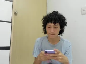 Lovvebirds – webcam model profile photo Image 2