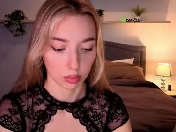 SheOnShe – webcam model profile photo Image 3