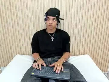 max04 – webcam model profile photo Image 5