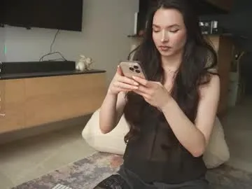 Youlalia – webcam model profile photo Image 2