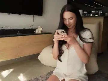 Youlalia – webcam model profile photo Image 4