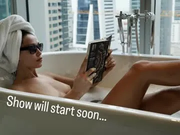 roouse – webcam model profile photo Image 5