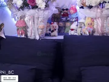 momsstory – webcam model profile photo Image 13