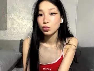 roouse – webcam model profile photo Image 5