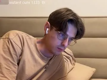 YU-KI00 – webcam model profile photo Image 19