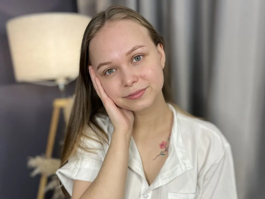 ElwynaBucher – webcam model profile photo