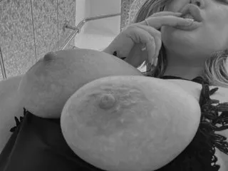 roouse – webcam model profile photo Image 4