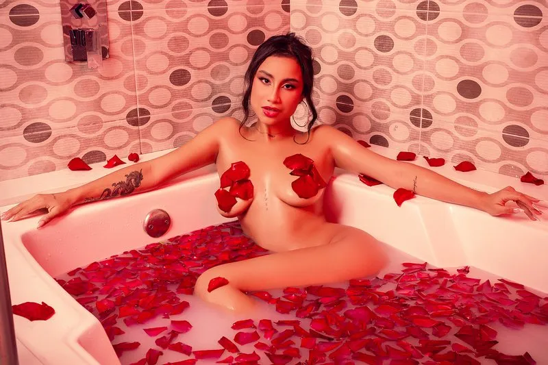 roouse – webcam model profile photo Image 2