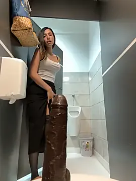 LoraDevine – webcam model profile photo Image 7