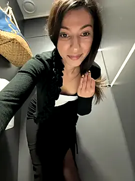 LoraDevine – webcam model profile photo Image 9