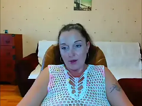 GoldenTeen20 – webcam model profile photo Image 2