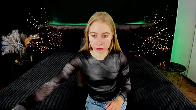 Yumikaa – webcam model profile photo Image 2