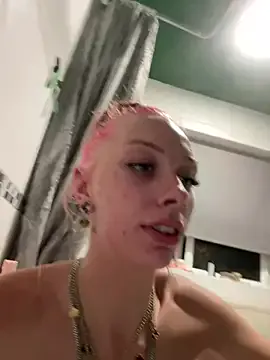 LoraDevine – webcam model profile photo Image 2