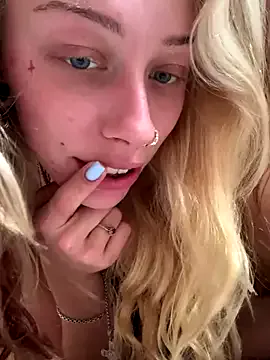 LoraDevine – webcam model profile photo Image 4