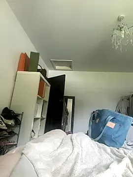 milli1983 – webcam model profile photo Image 3