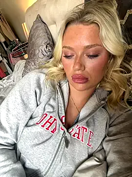 milli1983 – webcam model profile photo Image 4