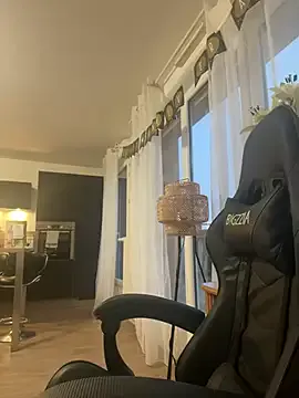 MistressLouUK – webcam model profile photo Image 4