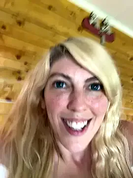 TilyTily – webcam model profile photo Image 4