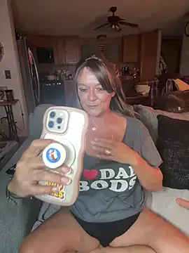 UKRaunchyRobyn – webcam model profile photo Image 15