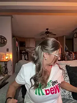 UKRaunchyRobyn – webcam model profile photo Image 19