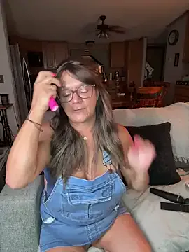 UKRaunchyRobyn – webcam model profile photo Image 3