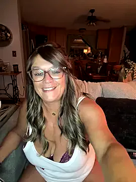 UKRaunchyRobyn – webcam model profile photo Image 4