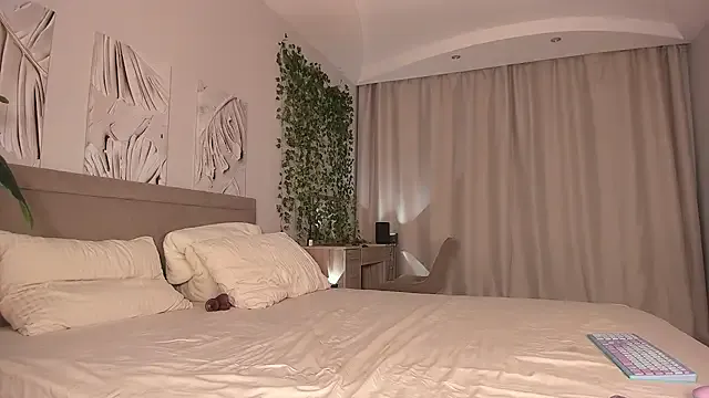 T0CHKA-G – webcam model profile photo Image 13