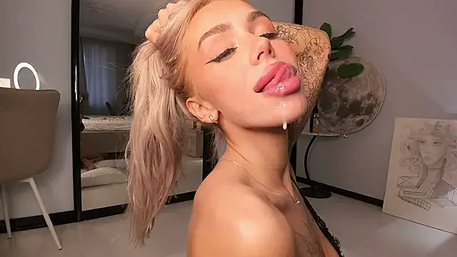 T0CHKA-G – webcam model profile photo Image 7