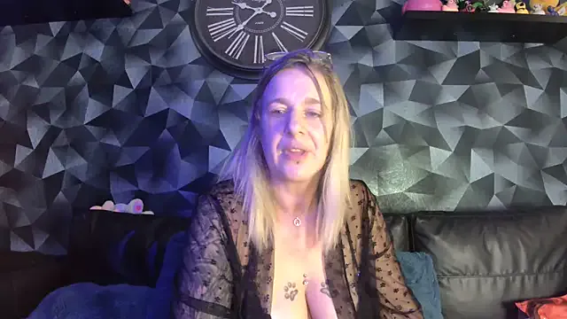 BlondeHott – webcam model profile photo Image 15