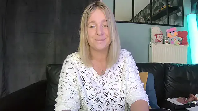 BlondeHott – webcam model profile photo Image 18