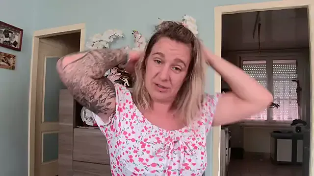 BlondeHott – webcam model profile photo Image 4