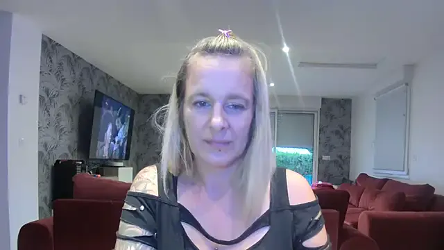 BlondeHott – webcam model profile photo Image 6