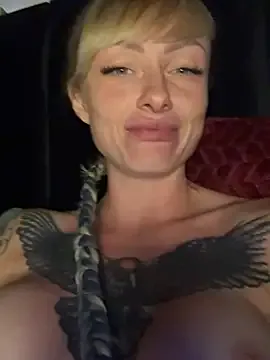 LoraDevine – webcam model profile photo Image 2