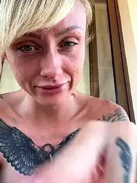 LoraDevine – webcam model profile photo Image 3