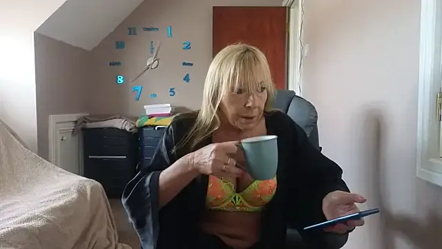 TenderLora – webcam model profile photo Image 11