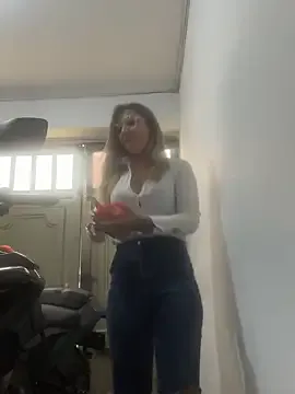 LoraDevine – webcam model profile photo Image 11