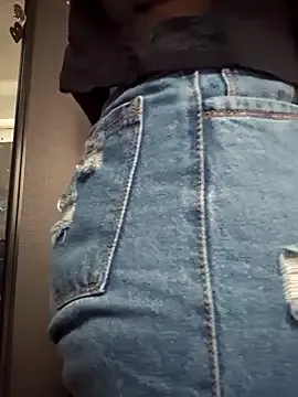 LoraDevine – webcam model profile photo Image 13