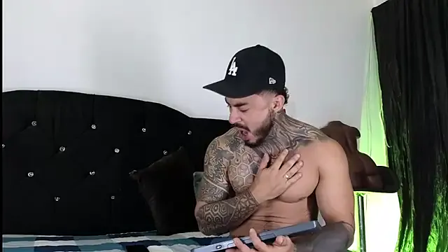 NormanMash – webcam model profile photo Image 17