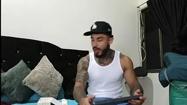 NormanMash – webcam model profile photo Image 19