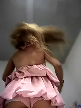 BlondeScarlettx – webcam model profile photo Image 5