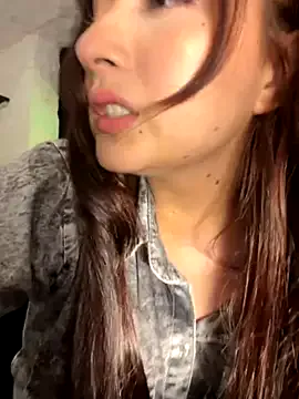 SashaVaughn – webcam model profile photo Image 3