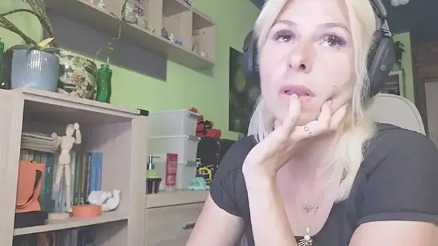 BlondeScarlettx – webcam model profile photo Image 10