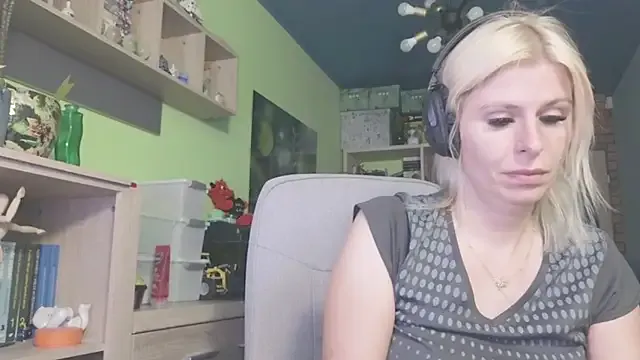 BlondeScarlettx – webcam model profile photo Image 19