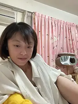 British_EmJess – webcam model profile photo Image 2