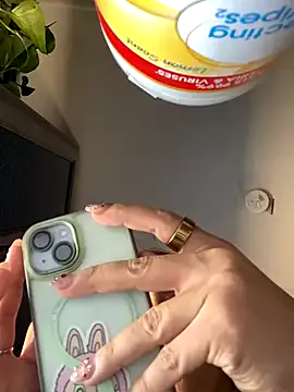 UKRaunchyRobyn – webcam model profile photo Image 9